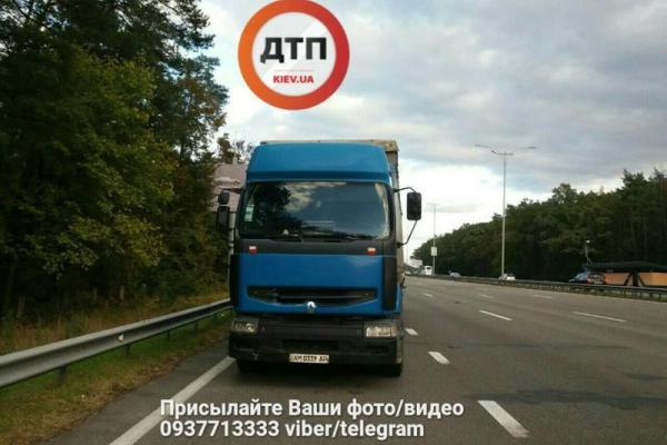 На трассе под Киевом женщина бросилась под грузовик