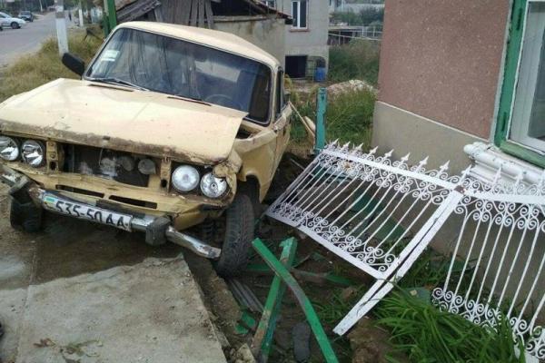 На Одесчине пьяный водитель снес скамейку с бабушками: трое погибших