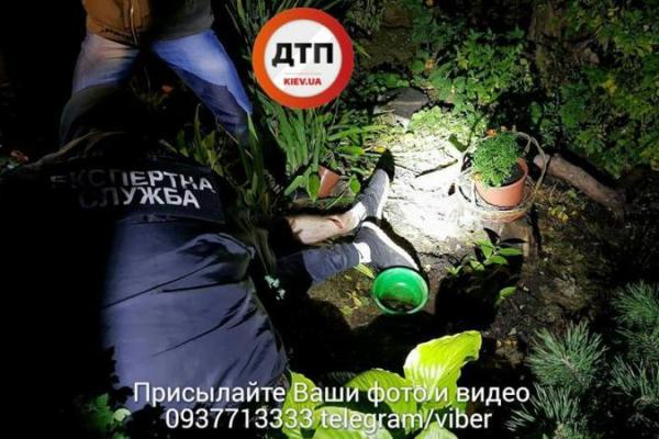 Мгновенная смерть: в Киеве мужчина упал с 16 этажа Мгновенная смерть: в Киеве мужчина упал с 16 этажа