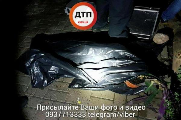 Мгновенная смерть: в Киеве мужчина упал с 16 этажа Мгновенная смерть: в Киеве мужчина упал с 16 этажа