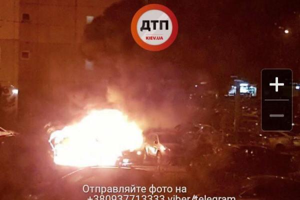 В Киеве сгорел автомобиль с номерами МВД Украины, повреждены еще 2 машины В Киеве сгорел автомобиль с номерами МВД Украины, повреждены еще 2 машины