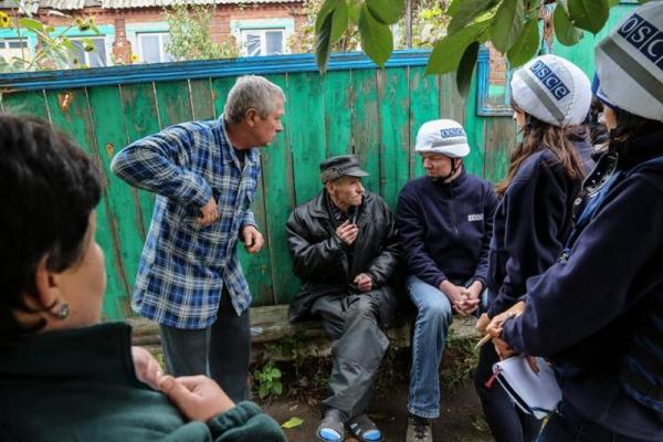 В прифронтовом поселке Крутая Балка люди уже год выживают без света, связи и воды В прифронтовом поселке Крутая Балка люди уже год выживают без света, связи и воды
