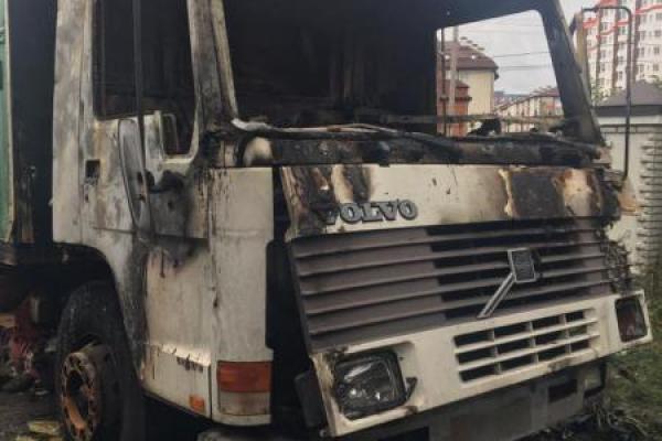 В Киеве сожгли грузовик известного волонтера В Киеве сожгли грузовик известного волонтера