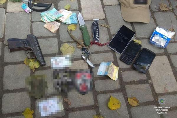 В Одессе задержали дебоширов, которые избили женщину и разбили витрину спортклуба