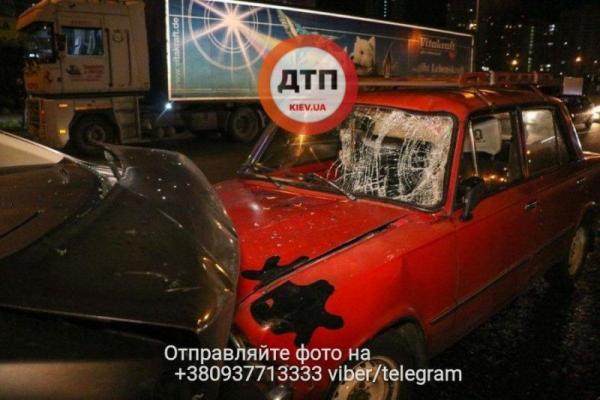 В Киеве водителя, который остановился помочь на месте ДТП, сбила машина В Киеве водителя, который остановился помочь на месте ДТП, сбила машина