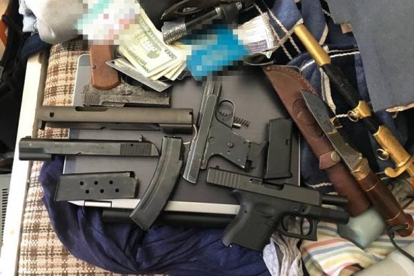 В Киеве СБУ "накрыла" контрабандистов, которые пересылали оружие почтой В Киеве СБУ "накрыла" контрабандистов, которые пересылали оружие почтой