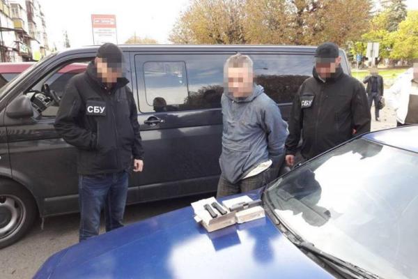 В Киеве СБУ "накрыла" контрабандистов, которые пересылали оружие почтой В Киеве СБУ "накрыла" контрабандистов, которые пересылали оружие почтой