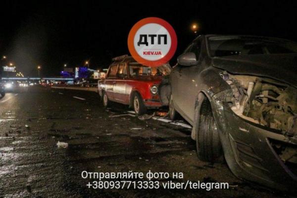 В Киеве водителя, который остановился помочь на месте ДТП, сбила машина В Киеве водителя, который остановился помочь на месте ДТП, сбила машина