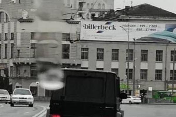 Жизнь ничему не учит: в Харькове на месте жуткого ДТП чуть не произошла новая авария Жизнь ничему не учит: в Харькове на месте жуткого ДТП чуть не произошла новая авария