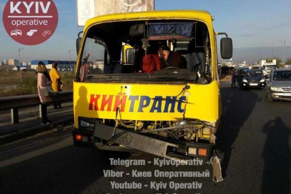 В Киеве серьезное ДТП: столкнулись маршрутный автобус и два грузовика