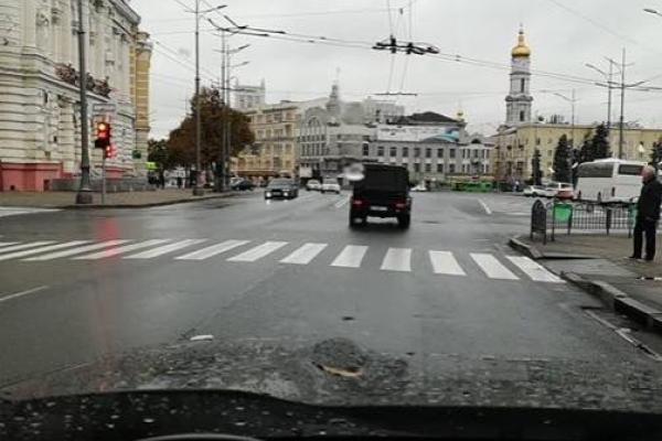 Жизнь ничему не учит: в Харькове на месте жуткого ДТП чуть не произошла новая авария Жизнь ничему не учит: в Харькове на месте жуткого ДТП чуть не произошла новая авария