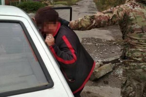 В зоне АТО СБУ задержала боевика "Цыгана" и информаторшу "ДНР" В зоне АТО СБУ задержала боевика "Цыгана" и информаторшу "ДНР"