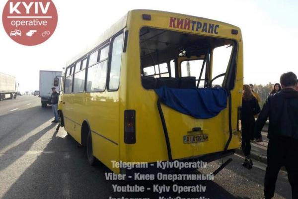 В Киеве серьезное ДТП: столкнулись маршрутный автобус и два грузовика