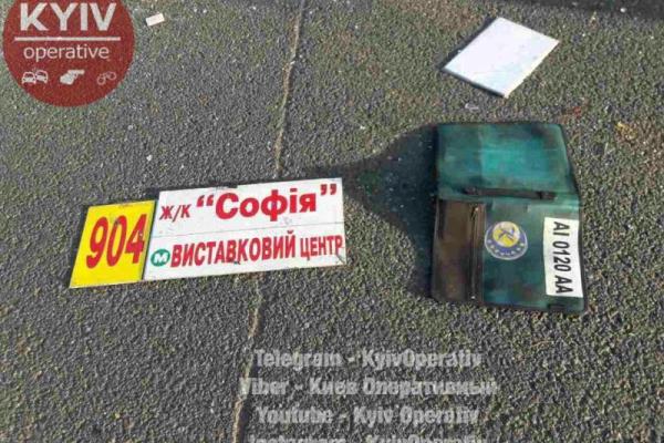 В Киеве серьезное ДТП: столкнулись маршрутный автобус и два грузовика
