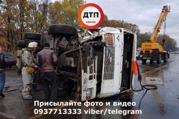 Под Киевом произошло масштабное ДТП Под Киевом произошло масштабное ДТП