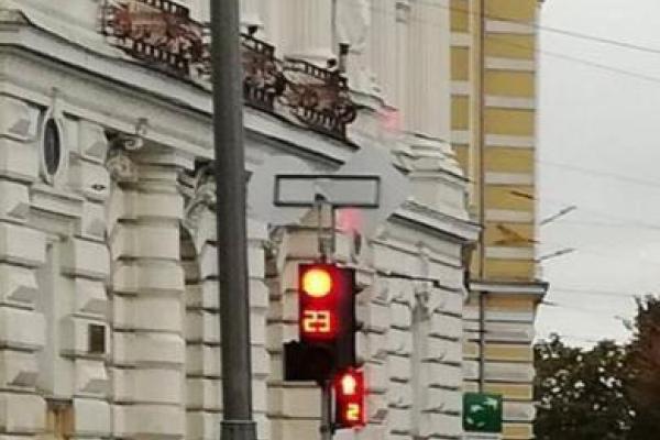 Жизнь ничему не учит: в Харькове на месте жуткого ДТП чуть не произошла новая авария Жизнь ничему не учит: в Харькове на месте жуткого ДТП чуть не произошла новая авария