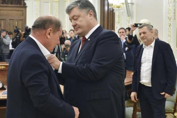 Порошенко вручил Умерову и Чийгозу ордена Порошенко вручил Умерову и Чийгозу ордена