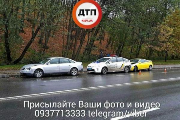 В Киеве в машину оформлявших ДТП патрульных врезалось еще одно авто В Киеве в машину оформлявших ДТП патрульных врезалось еще одно авто