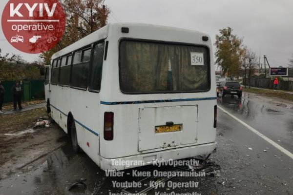 Под Киевом столкнулись 2 маршрутки: много пострадавших, водитель-виновник сбежал Под Киевом столкнулись 2 маршрутки: много пострадавших, водитель-виновник сбежал
