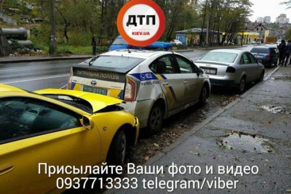 В Киеве в машину оформлявших ДТП патрульных врезалось еще одно авто В Киеве в машину оформлявших ДТП патрульных врезалось еще одно авто