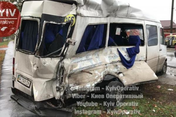 Под Киевом столкнулись 2 маршрутки: много пострадавших, водитель-виновник сбежал Под Киевом столкнулись 2 маршрутки: много пострадавших, водитель-виновник сбежал