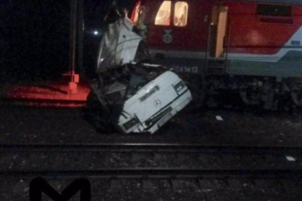 В России поезд врезался в автобус: погибли минимум 19 человек В России поезд врезался в автобус: погибли минимум 19 человек