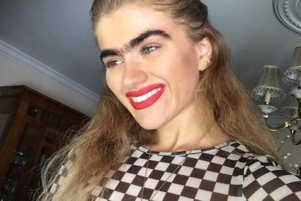 Instagram покоряет молодая девушка со сросшимися густыми бровями Instagram покоряет молодая девушка со сросшимися густыми бровями