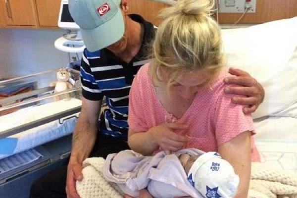 Британка, родившая мертвого ребенка, "нянчила" его еще сутки и устроила фотосессию