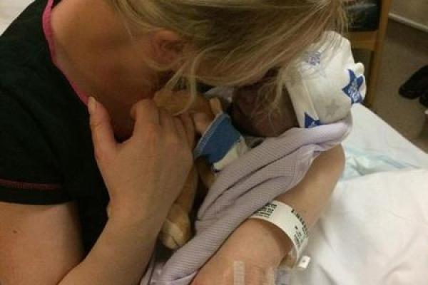 Британка, родившая мертвого ребенка, "нянчила" его еще сутки и устроила фотосессию