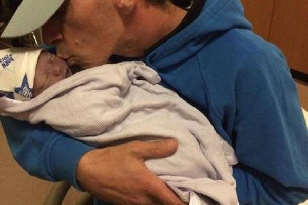 Британка, родившая мертвого ребенка, "нянчила" его еще сутки и устроила фотосессию