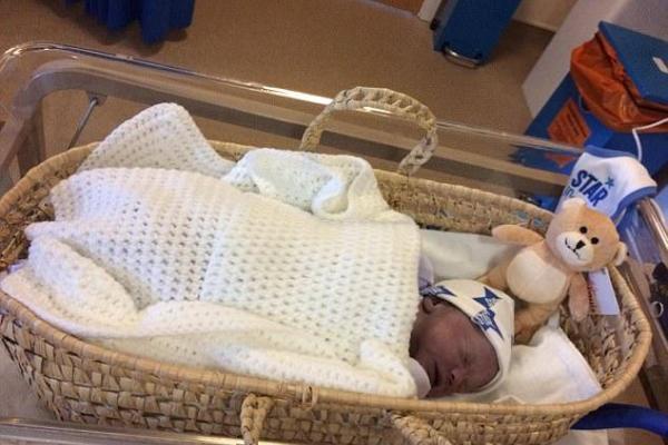 Британка, родившая мертвого ребенка, "нянчила" его еще сутки и устроила фотосессию