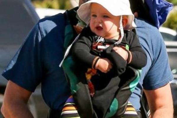 Ирина Шейк и Брэдли Купер появились на ярмарке с маленькой дочерью Ирина Шейк и Брэдли Купер появились на ярмарке с маленькой дочерью