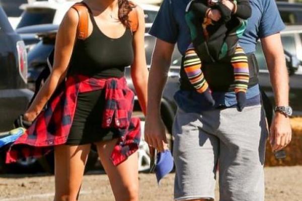 Ирина Шейк и Брэдли Купер появились на ярмарке с маленькой дочерью Ирина Шейк и Брэдли Купер появились на ярмарке с маленькой дочерью