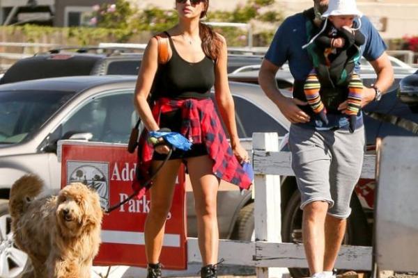 Ирина Шейк и Брэдли Купер появились на ярмарке с маленькой дочерью Ирина Шейк и Брэдли Купер появились на ярмарке с маленькой дочерью