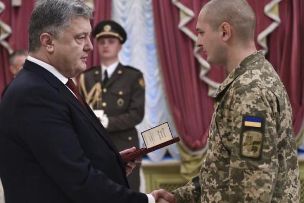 Порошенко вручил государственные награды ко Дню защитника Украины Порошенко вручил государственные награды ко Дню защитника Украины