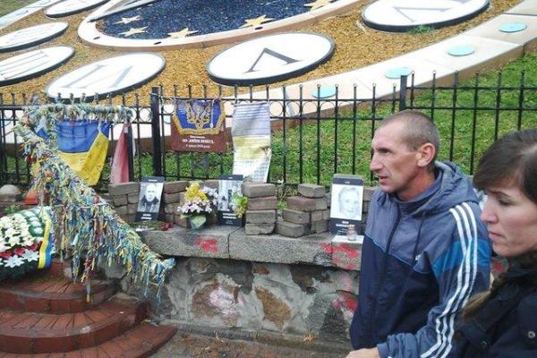 Житель Севастополя приехал в Киев и разрушил памятник Небесной сотне Житель Севастополя приехал в Киев и разрушил памятник Небесной сотне