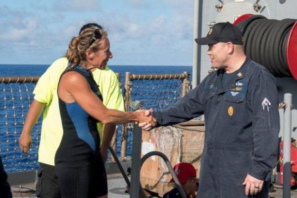 Полгода между жизнью и смертью: корабль подобрал девушек с собаками, дрейфовавших в Тихом океане 
