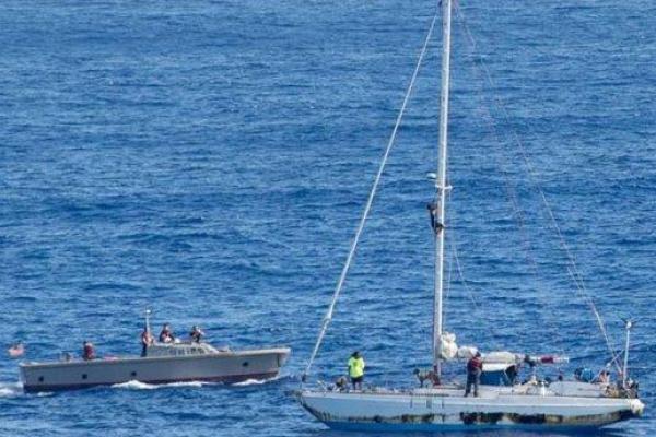 Полгода между жизнью и смертью: корабль подобрал девушек с собаками, дрейфовавших в Тихом океане 