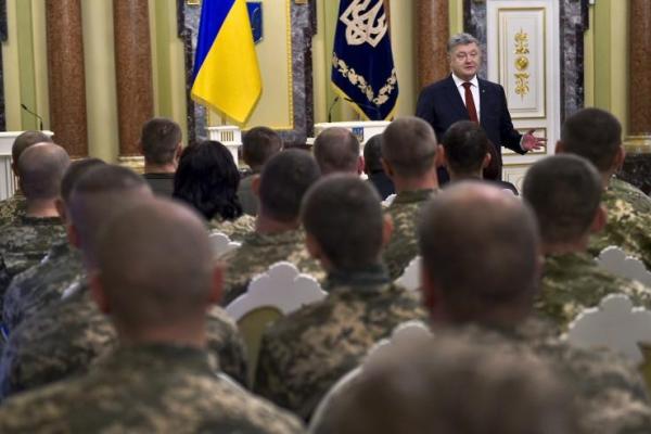 Порошенко вручил государственные награды ко Дню защитника Украины Порошенко вручил государственные награды ко Дню защитника Украины