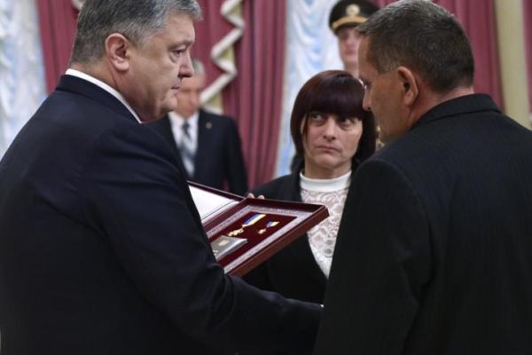 Порошенко вручил государственные награды ко Дню защитника Украины Порошенко вручил государственные награды ко Дню защитника Украины