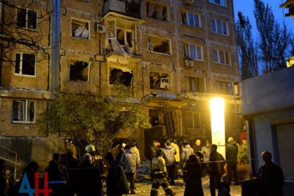 Взрыв в Донецке: появились снимки с места происшествия Взрыв в Донецке: появились снимки с места происшествия