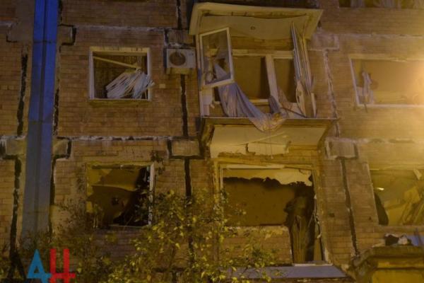 В Донецке взрывом разворотило подъезд пятиэтажки: обнародованы фото В Донецке взрывом разворотило подъезд пятиэтажки: обнародованы фото
