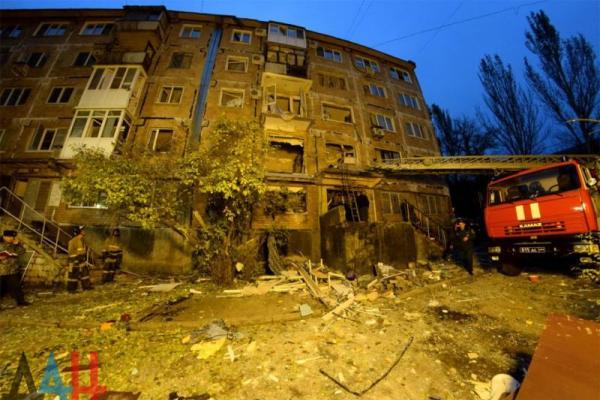 Взрыв в Донецке: появились снимки с места происшествия Взрыв в Донецке: появились снимки с места происшествия