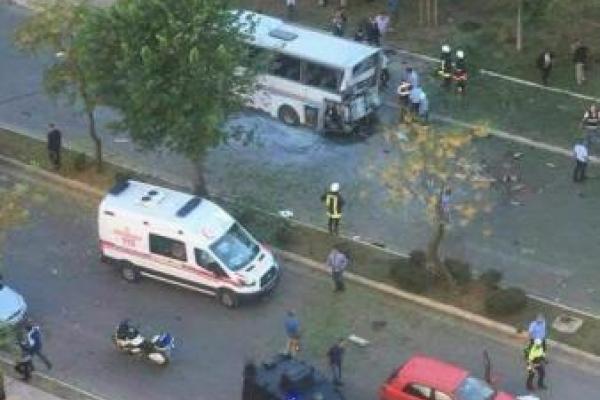В Турции подорвали автобус: ранено много полицейских В Турции подорвали автобус: ранено много полицейских