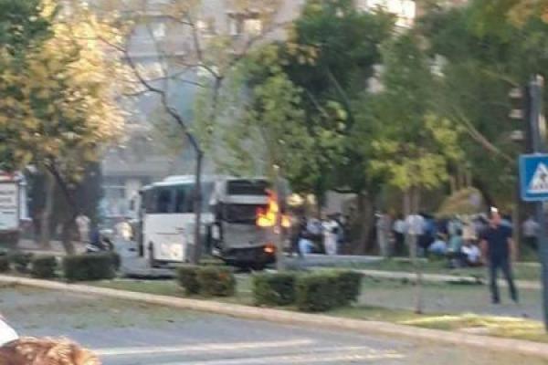 В Турции подорвали автобус: ранено много полицейских В Турции подорвали автобус: ранено много полицейских