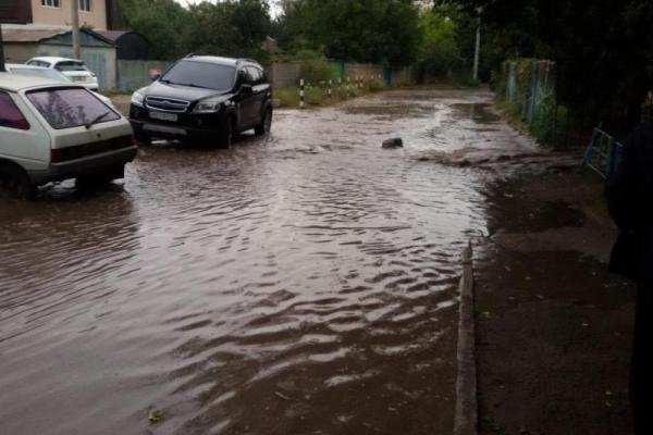 Авария в Харькове: из-под земли забил фонтан высотой до 7-го этажа Авария в Харькове: из-под земли забил фонтан высотой до 7-го этажа