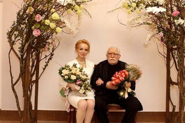 Молодая жена Армена Джигарханяна после громкого скандала уволилась из театра Молодая жена Армена Джигарханяна после громкого скандала уволилась из театра