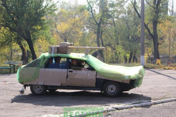 "Танк" из "Запорожца" и целование коленвала: сеть рыдает от студенческих традиций в "ЛНР" "Танк" из "Запорожца" и целование коленвала: сеть рыдает от студенческих традиций в "ЛНР"