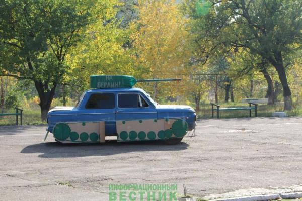 "Танк" из "Запорожца" и целование коленвала: сеть рыдает от студенческих традиций в "ЛНР" "Танк" из "Запорожца" и целование коленвала: сеть рыдает от студенческих традиций в "ЛНР"