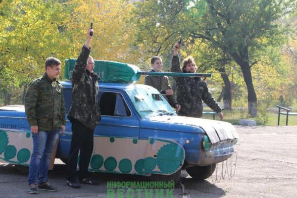 "Танк" из "Запорожца" и целование коленвала: сеть рыдает от студенческих традиций в "ЛНР" "Танк" из "Запорожца" и целование коленвала: сеть рыдает от студенческих традиций в "ЛНР"